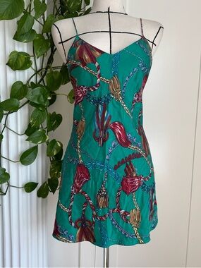 Vintage Victoria’s Secret 100% silk slip 💚
